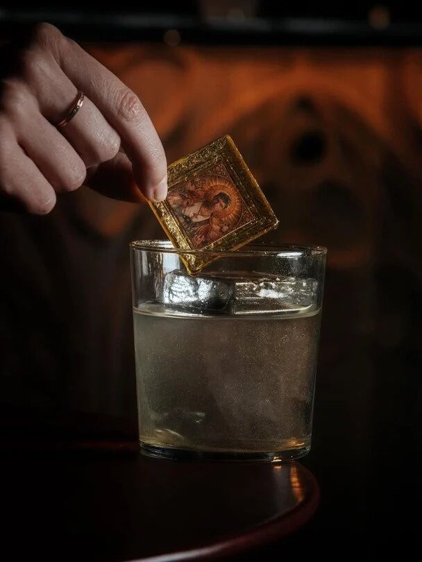 Скандал вокруг Ивана Люленова: певца раскритиковали за образ священника и коктейли с ''иконами''