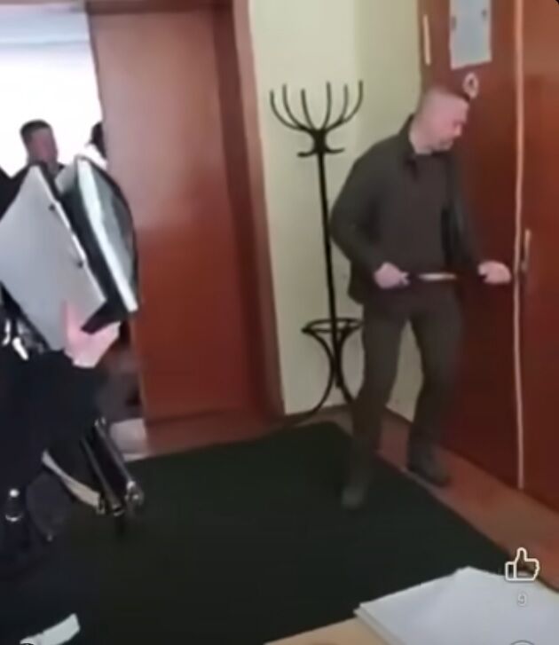 Семенюк vs Булега: у Кіцмані сталась силова суперечка біля кабінету мера