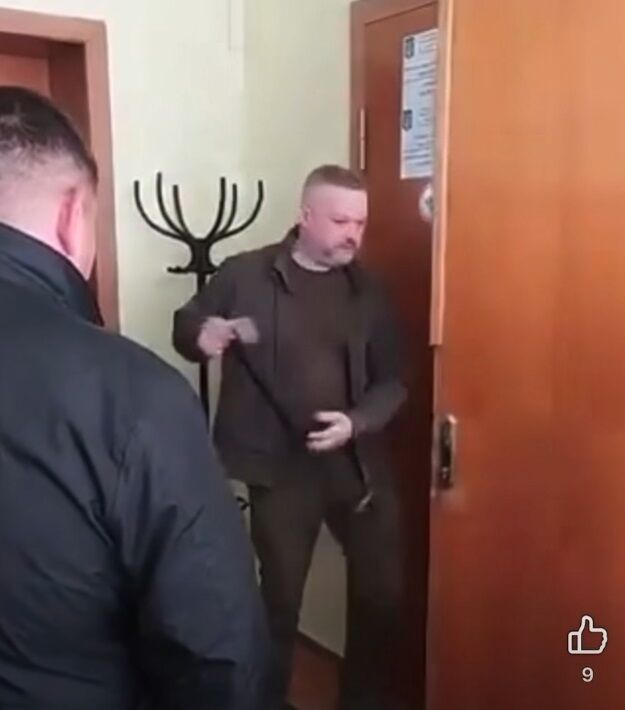 Семенюк vs Булега: у Кіцмані сталась силова суперечка біля кабінету мера