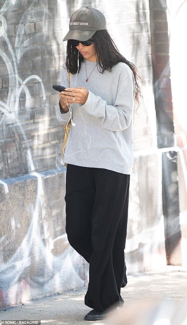 Зои Кравиц заметили с дорогим кольцом в Нью-Йорке