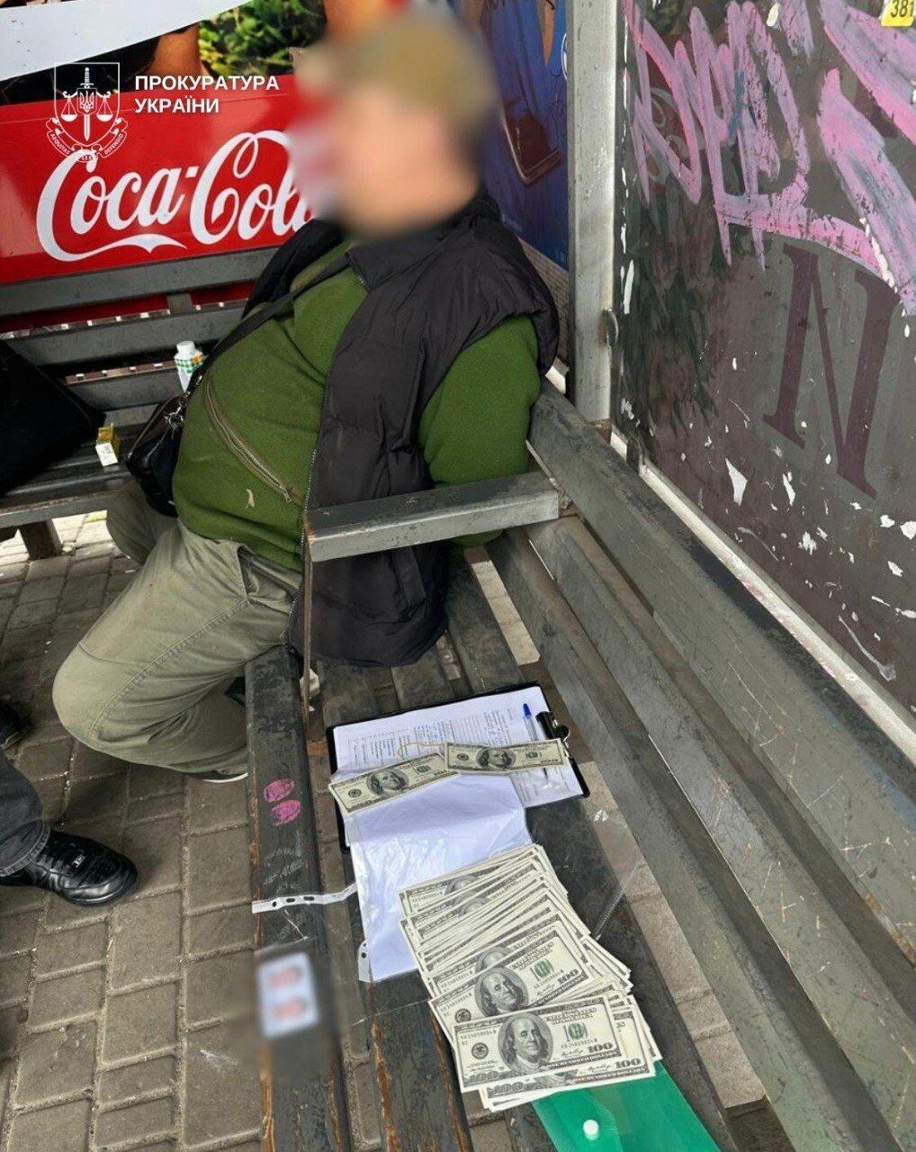 В Киеве задержали ''генерал-майора'', который за 15 тыс долларов обещал выезд за границу