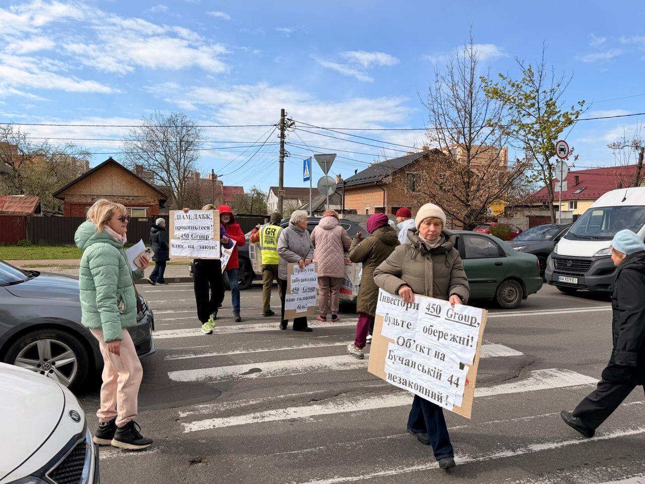 Многоэтажка на огороде: жители Святошино перекрыли дорогу из-за произвола застройщика ''450 Груп''