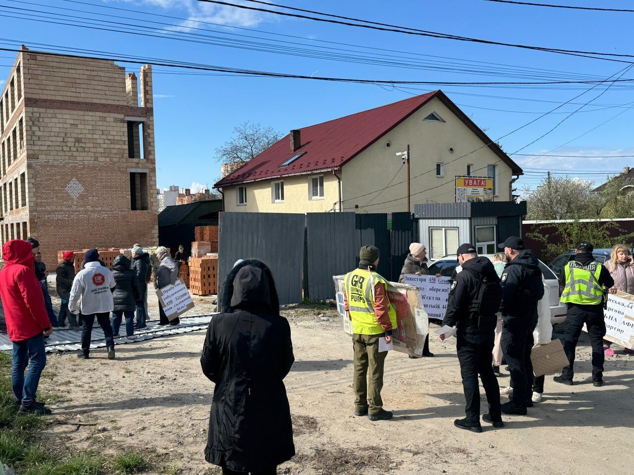 Многоэтажка на огороде: жители Святошино перекрыли дорогу из-за произвола застройщика ''450 Груп''