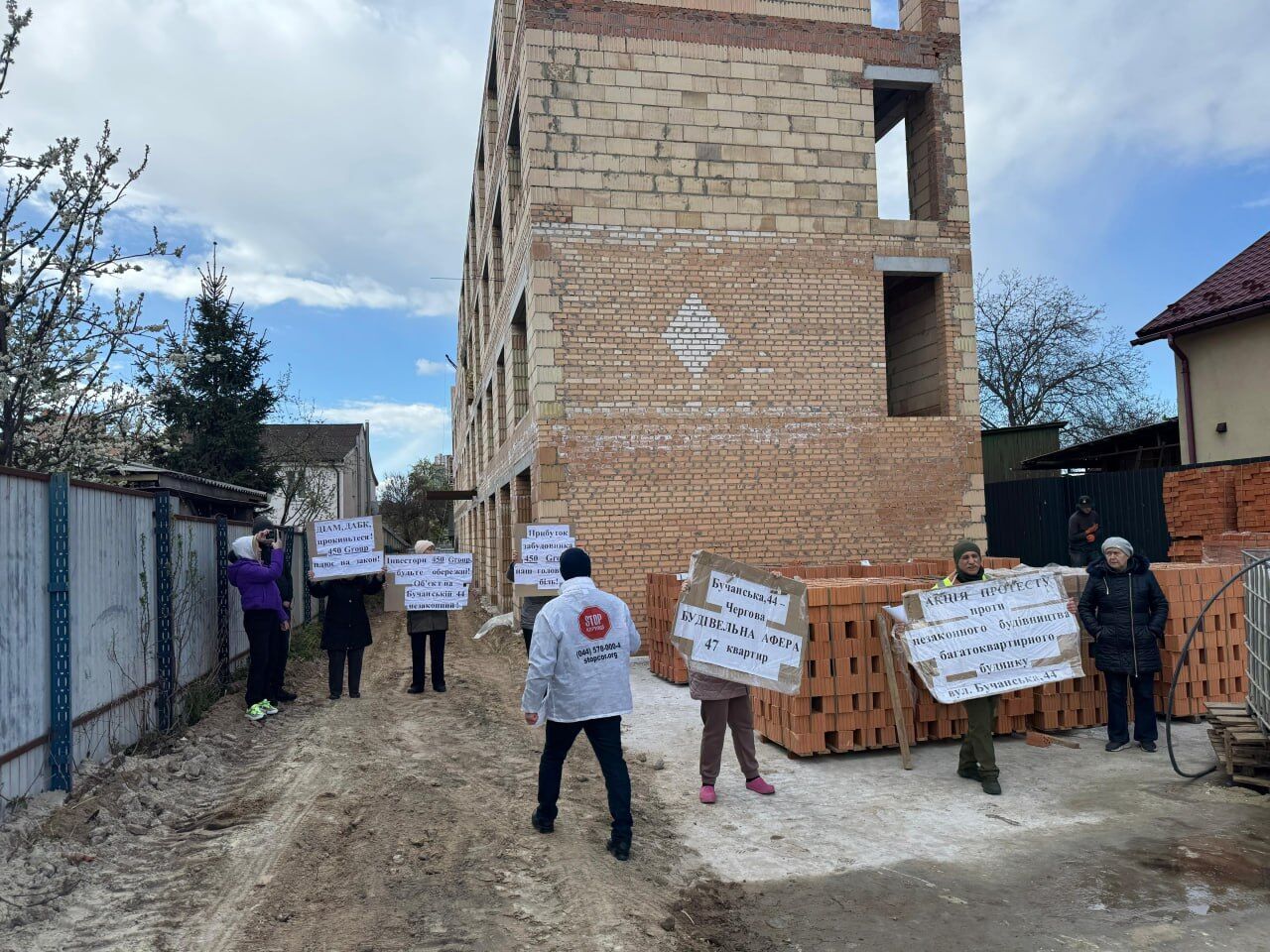 Многоэтажка на огороде: жители Святошино перекрыли дорогу из-за произвола застройщика ''450 Груп''