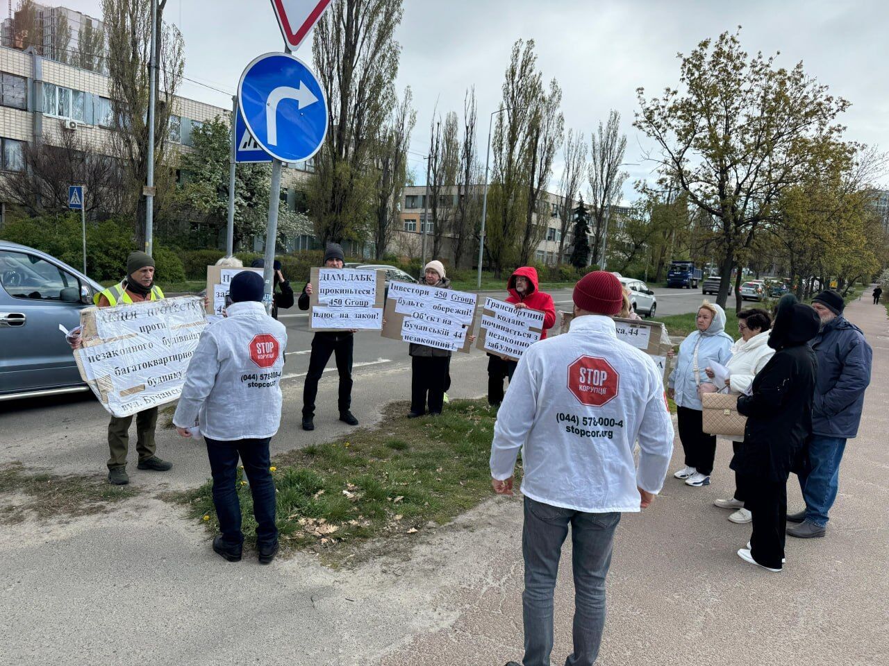 Многоэтажка на огороде: жители Святошино перекрыли дорогу из-за произвола застройщика ''450 Груп''