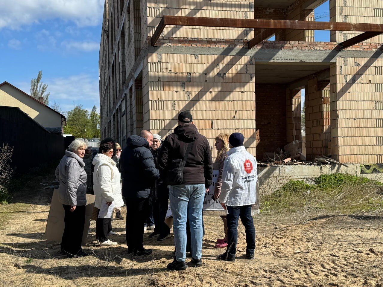 Многоэтажка на огороде: жители Святошино перекрыли дорогу из-за произвола застройщика ''450 Груп''