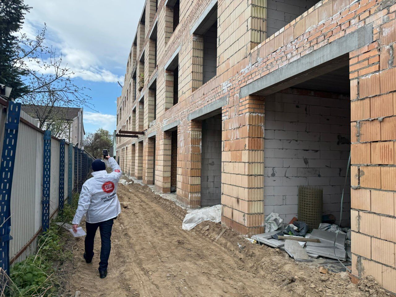 Многоэтажка на огороде: жители Святошино перекрыли дорогу из-за произвола застройщика ''450 Груп''