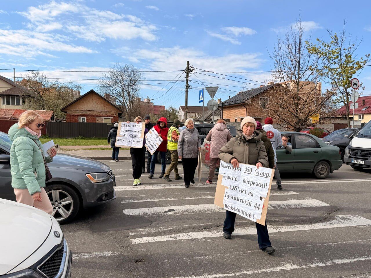Многоэтажка на огороде: жители Святошино перекрыли дорогу из-за произвола застройщика ''450 Груп''
