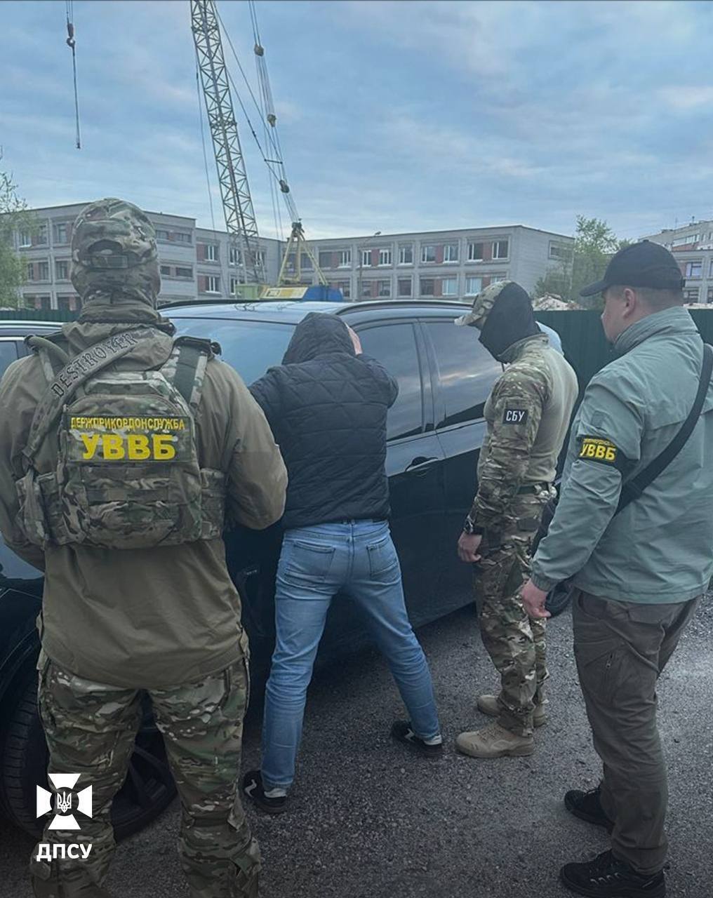 Військовий та подружжя із Запоріжжя організували незаконний виїзд за кордон