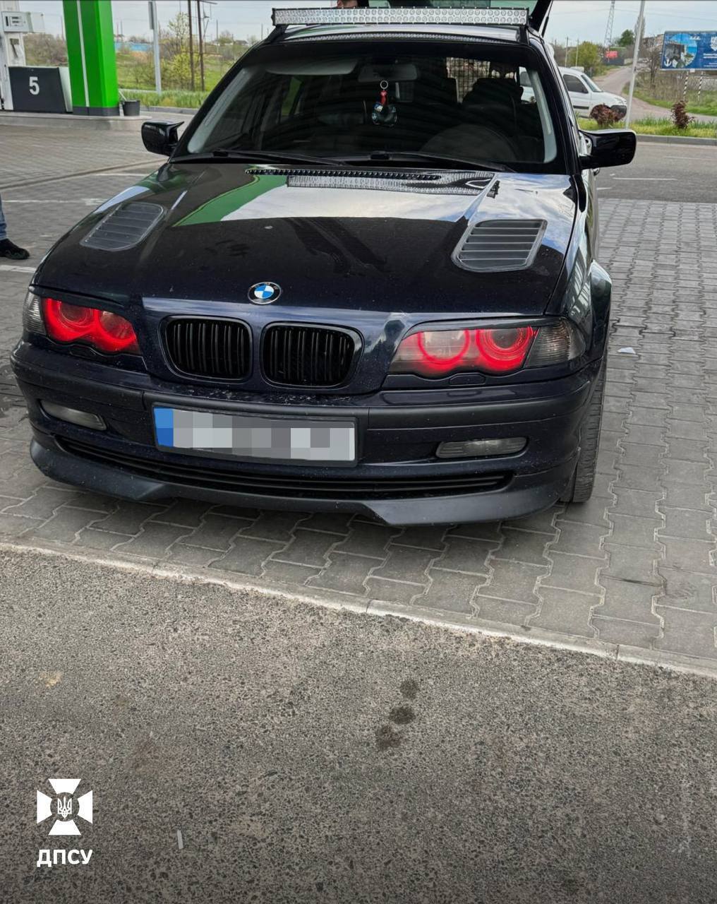 Військовий та подружжя із Запоріжжя організували незаконний виїзд за кордон