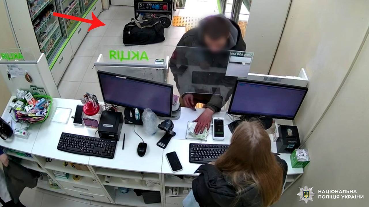 У Києві чоловік залишив в аптеці сумку та заявив про ''тротил''