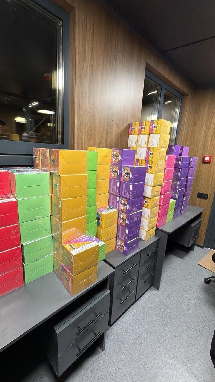 На Волыни пограничники разоблачили контрабанду: в микроавтобусе спрятали 2,6 тысяч электронных сигарет