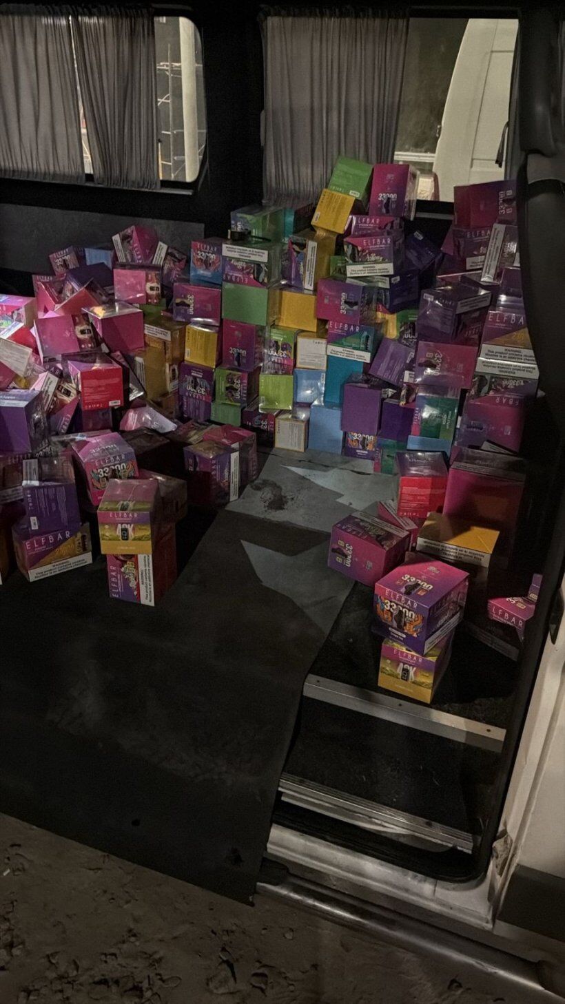 На Волыни пограничники разоблачили контрабанду: в микроавтобусе спрятали 2,6 тысяч электронных сигарет