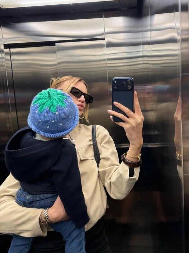 Ягідна шапка і сімейний кадр: Нікітюк показала сина