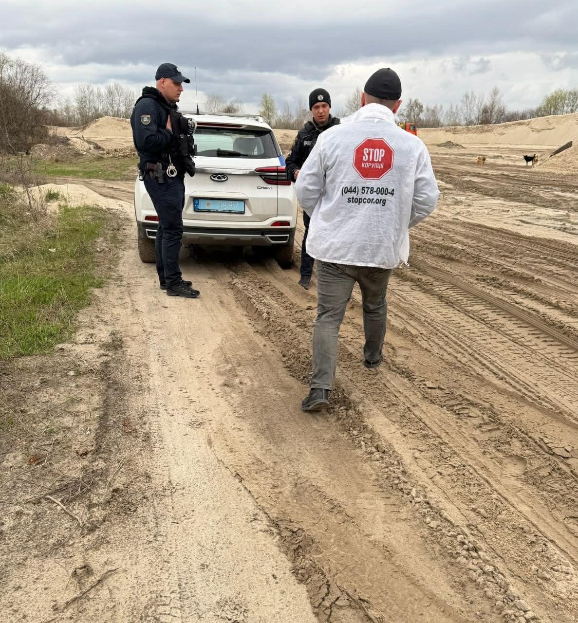 В Киевской области возобновили работу сомнительной песчаной точки