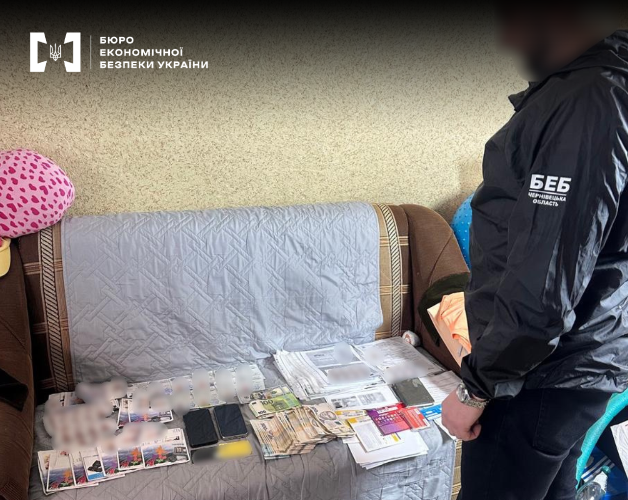 На Буковині БЕБ викрило підпільне виготовлення документів міжнародного зразка