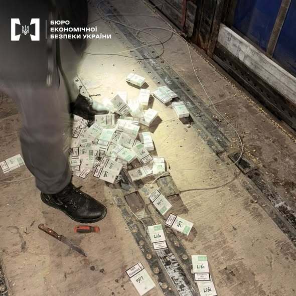 Во Львовской области разоблачили мужчину, который спрятал более тысячи пачек контрафактных сигарет в прицепе для вывоза за границу