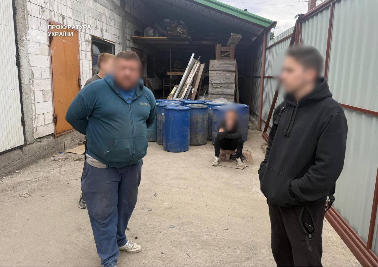 Спирт разливали под видом известных брендов: в столице остановили нелегальное производство