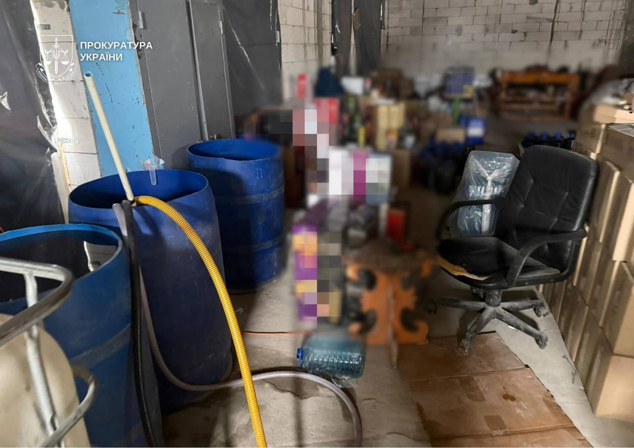 Спирт разливали под видом известных брендов: в столице остановили нелегальное производство