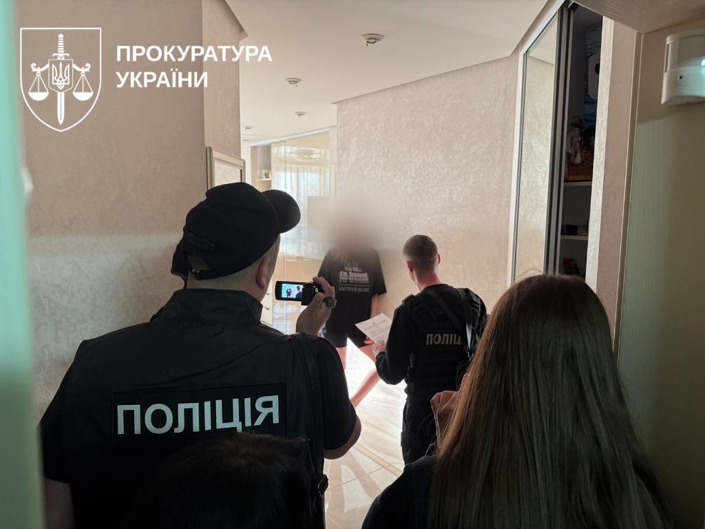 Собирали деньги ''на тяжелобольных детей'', а тратили на себя: организатору псевдофондов сообщили новые подозрения