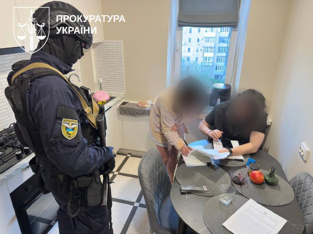 Собирали деньги ''на тяжелобольных детей'', а тратили на себя: организатору псевдофондов сообщили новые подозрения