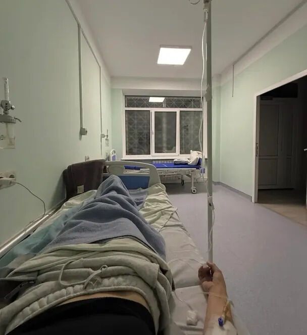 После укуса клеща звезду Холостяка срочно доставили в больницу