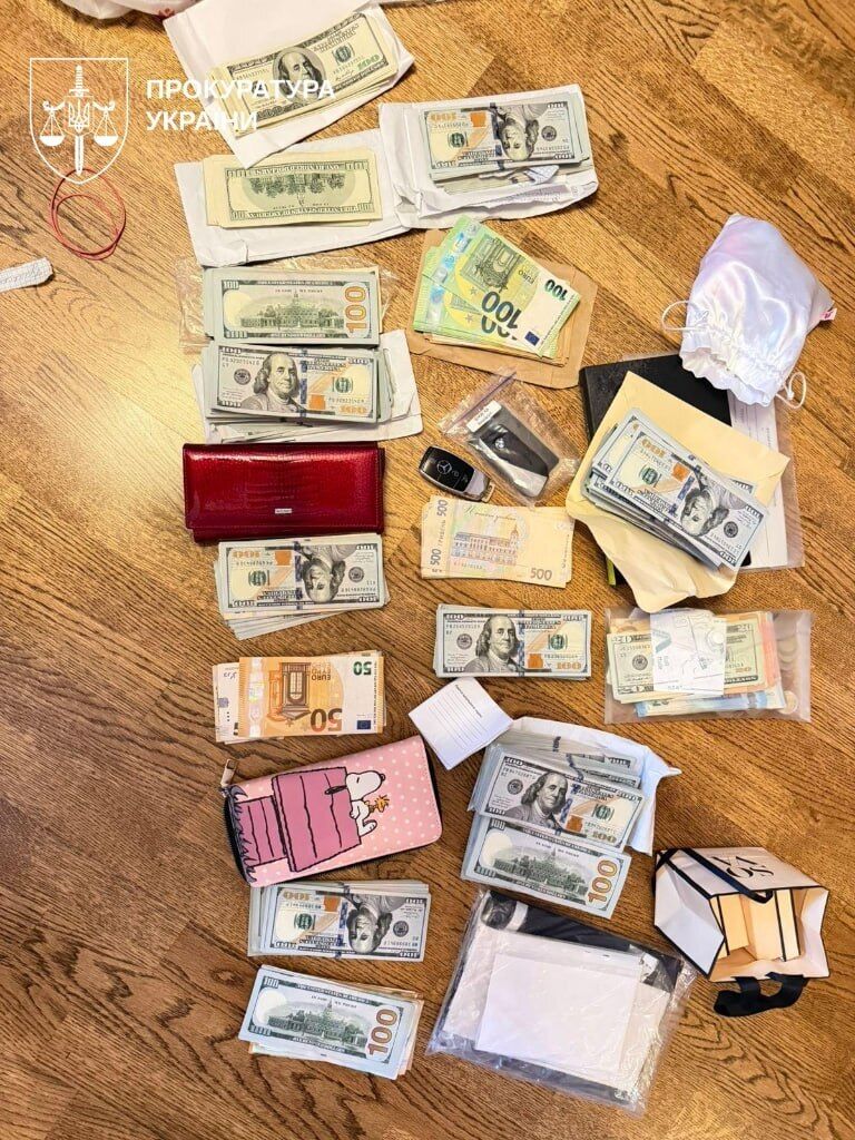 Что нашли во время обысков в региональных управлениях полиции: элитные автомобили, часы, оружие и миллионы наличных