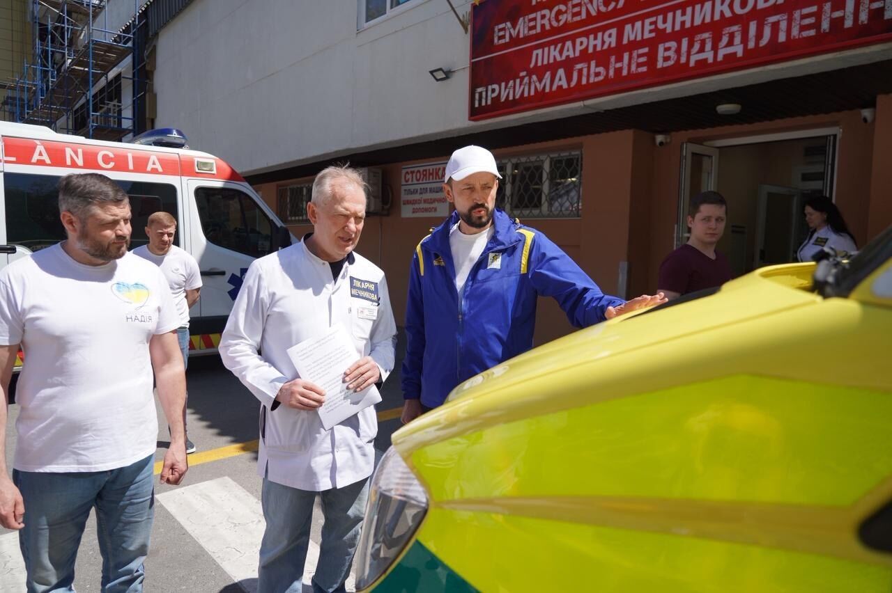 Больница Мечникова получила современную скорую: фонд ''Надежда'' и Валерий Дубиль передали авто для спасения тяжелых пациентов
