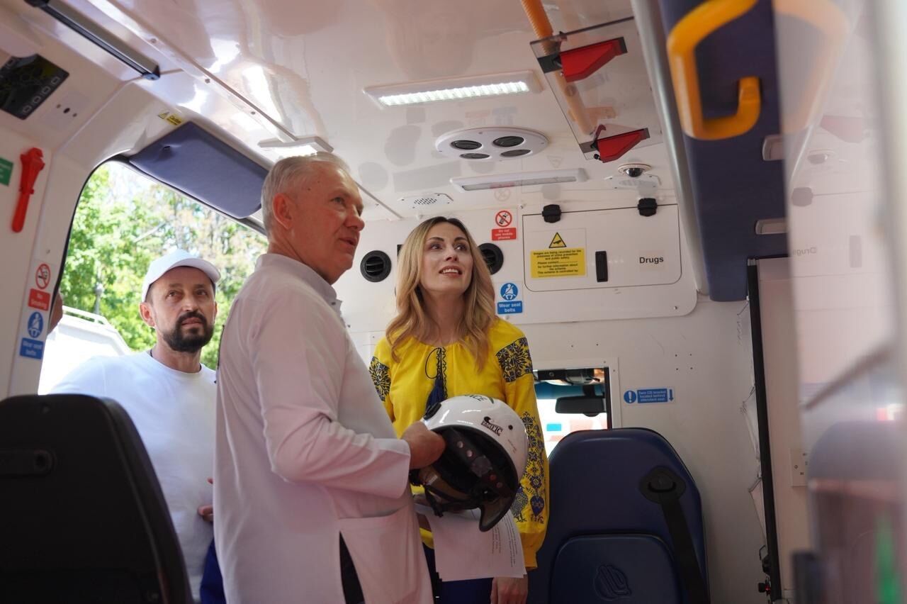 Больница Мечникова получила современную скорую: фонд ''Надежда'' и Валерий Дубиль передали авто для спасения тяжелых пациентов