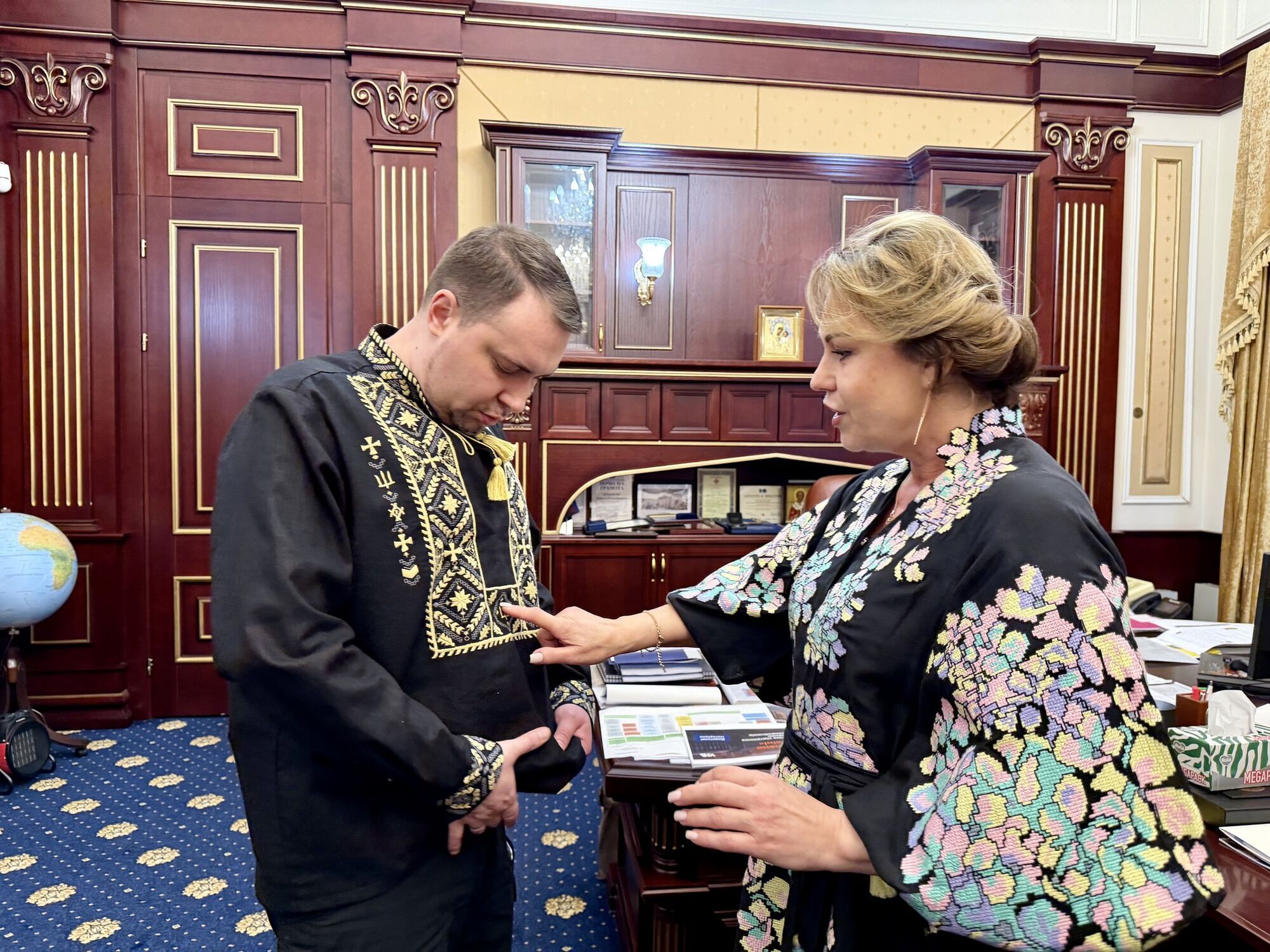 Діти вишили вишиванку для Буданова: сорочку-оберіг передали до Дня вишиванки