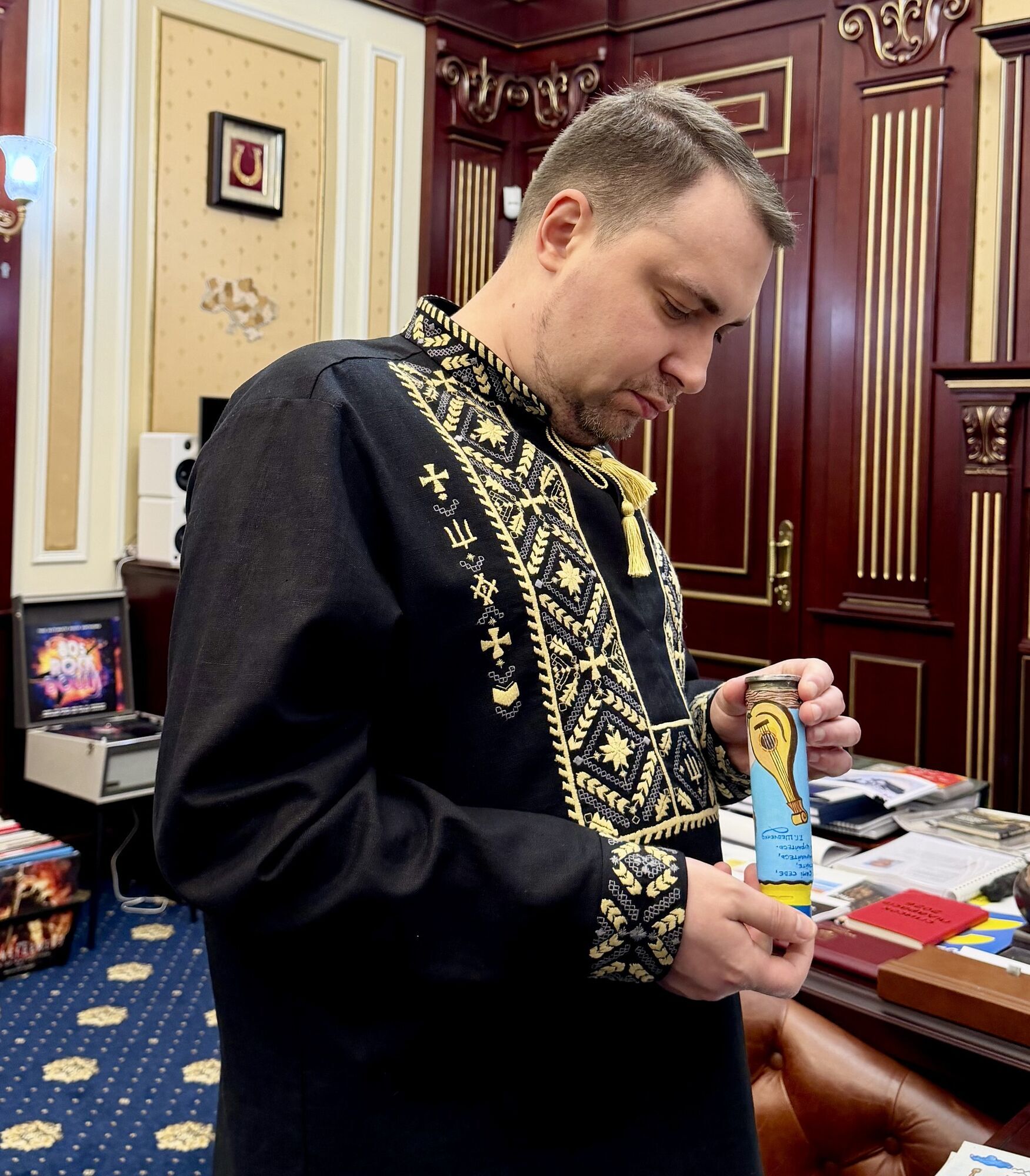 Діти вишили вишиванку для Буданова: сорочку-оберіг передали до Дня вишиванки