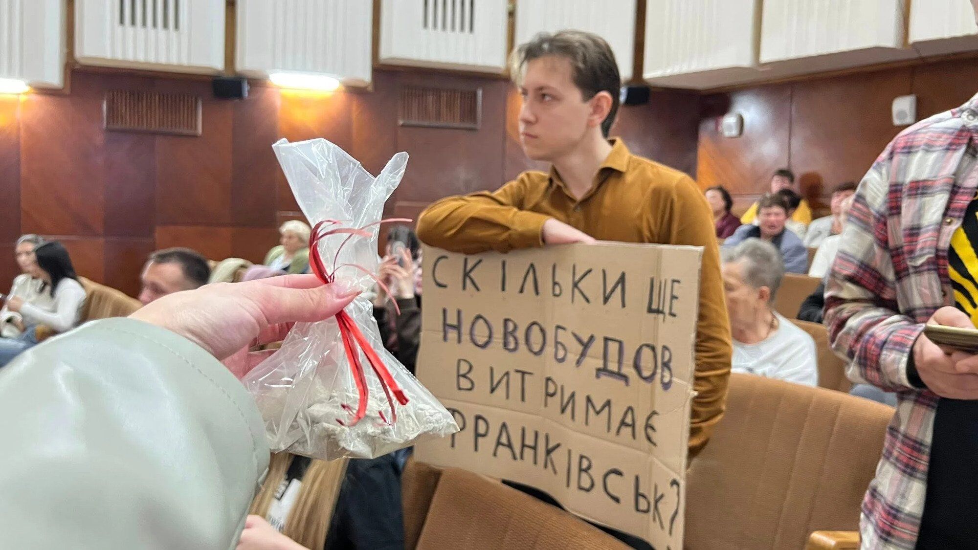 В Ивано-Франковске мэру подарили строительный мусор во время сессии
