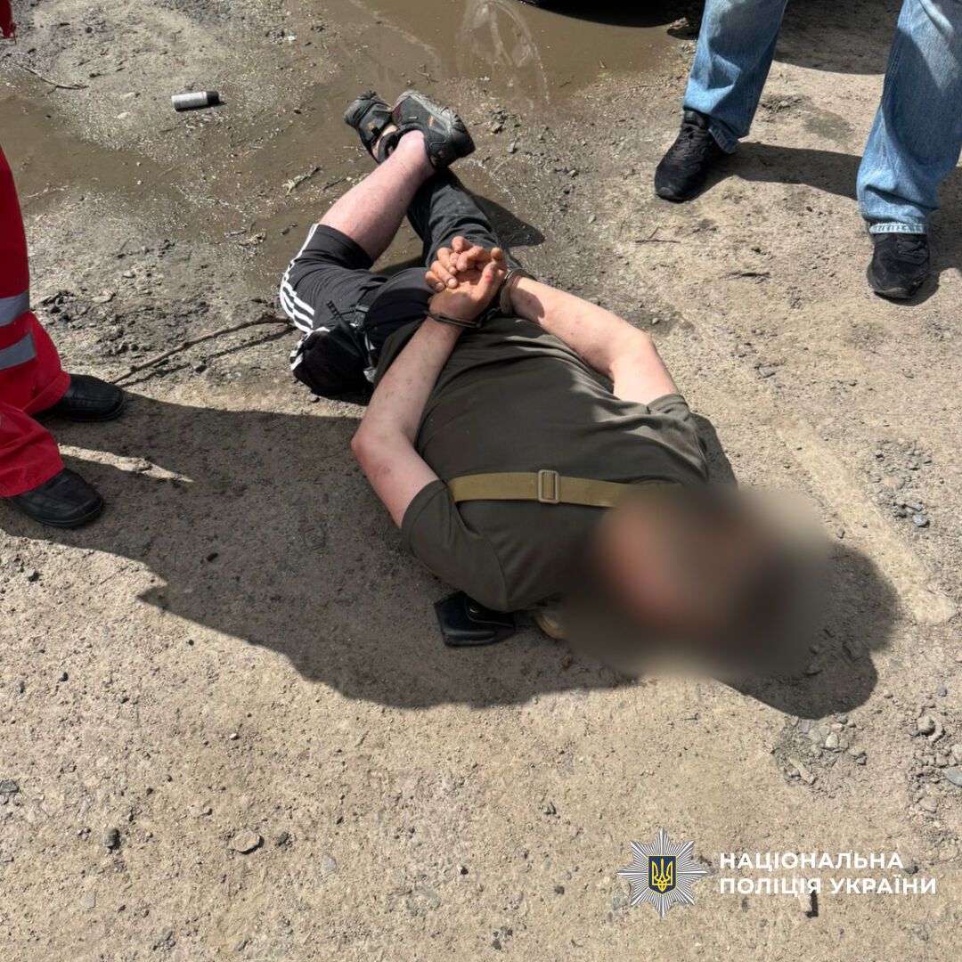 В Чугуеве мужчина напал на пенсионерку и полицейских: его задержали