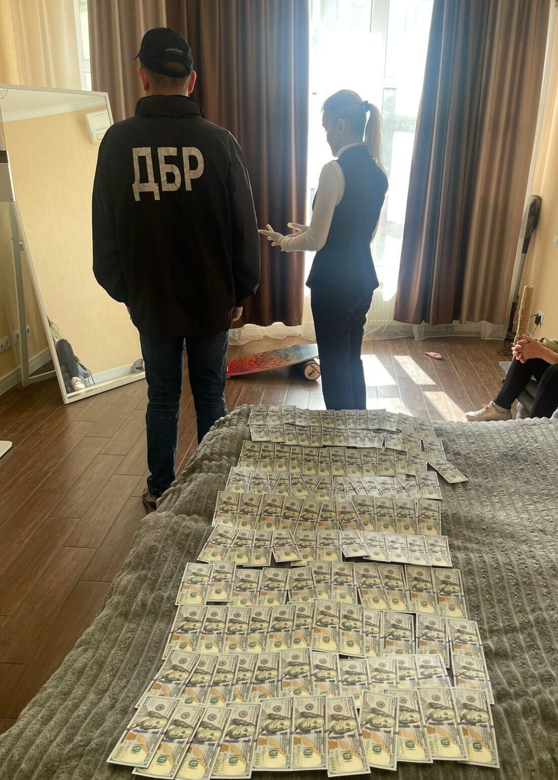 Работников БЭБ поймали на взятках: один требовал $15 тысяч, другой – ''вознаграждение'' за лицензию