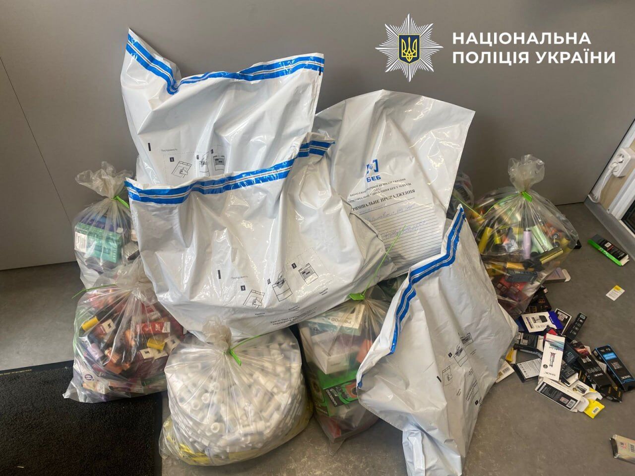 В Киеве накрыли масштабную схему продажи контрафактных вейпов: изъят товар на 12 млн грн