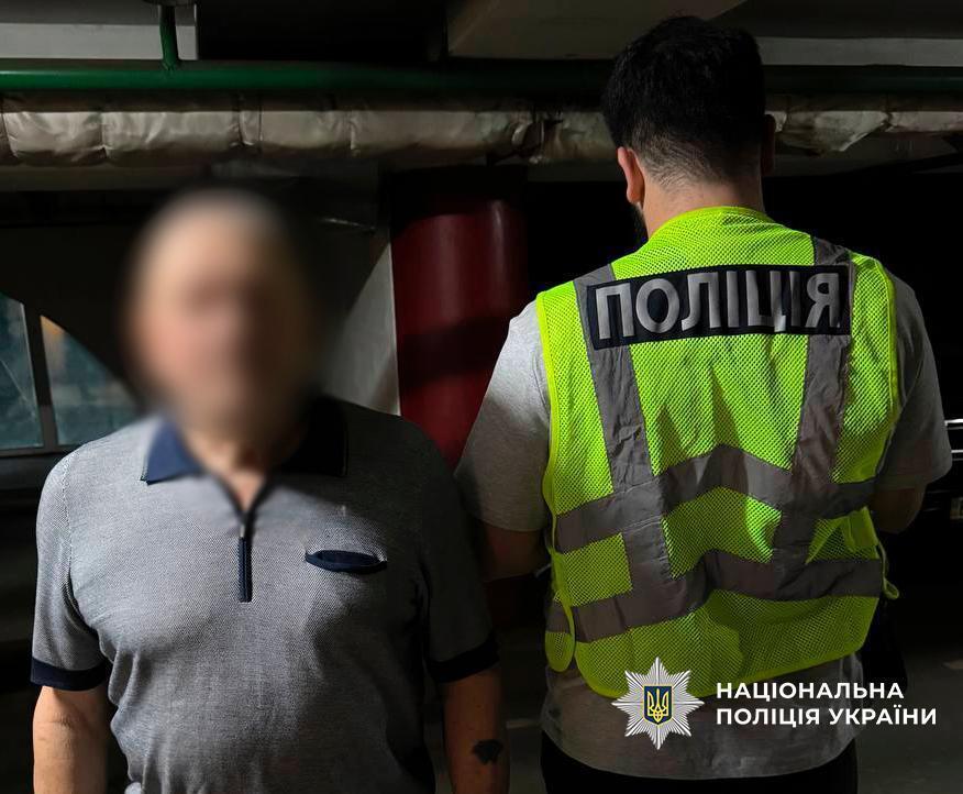 У Києві чоловік випадково вистрілив із рушниці: тяжко поранено жінку