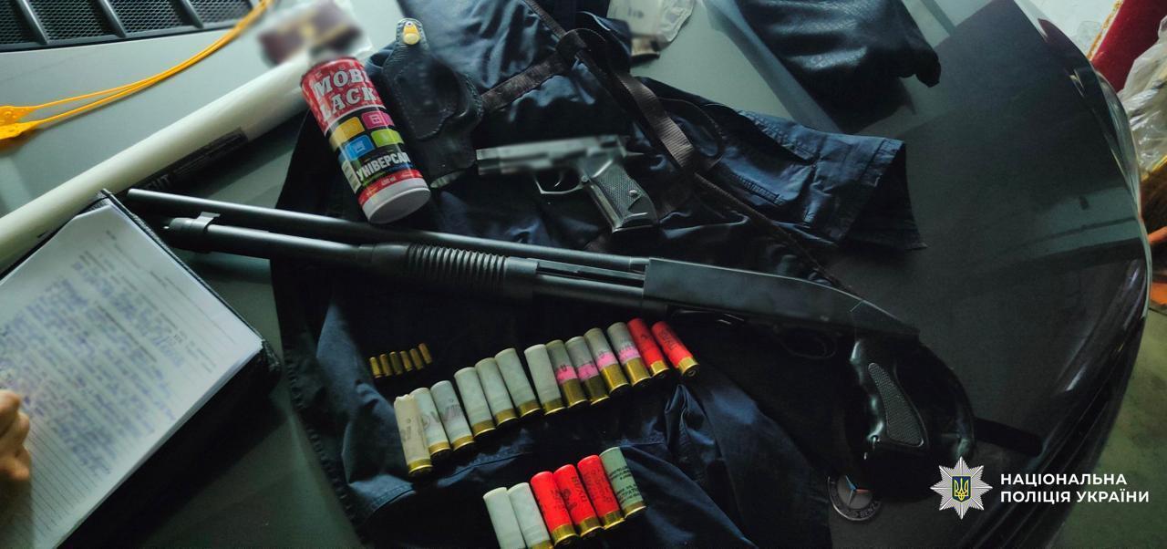 У Києві чоловік випадково вистрілив із рушниці: тяжко поранено жінку