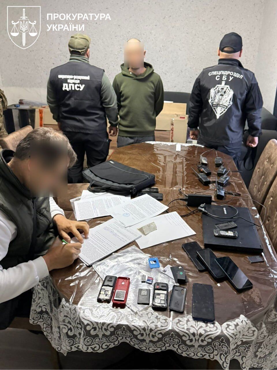 На Буковине разоблачили схему незаконной переправки мужчин за границу: среди фигурантов депутат и полицейский