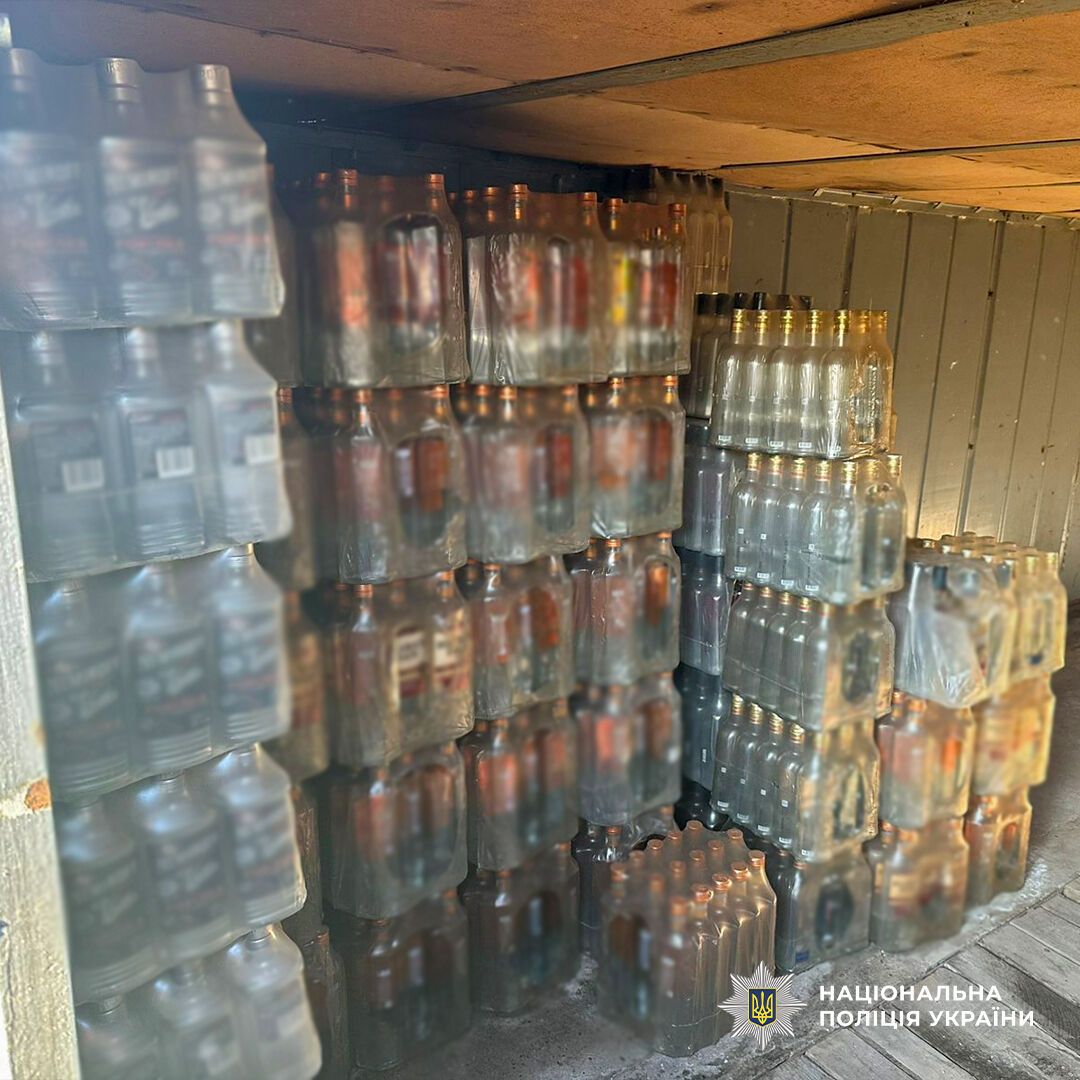 У Дніпрі викрили масштабне підпільне виробництво алкоголю: вилучено фальсифікат на понад 4 млн грн