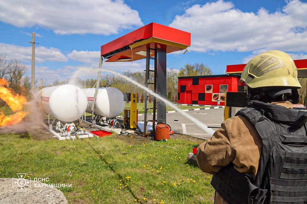 Тривога на АЗС — не стійте біля колонки: українців попередили про смертельну небезпеку