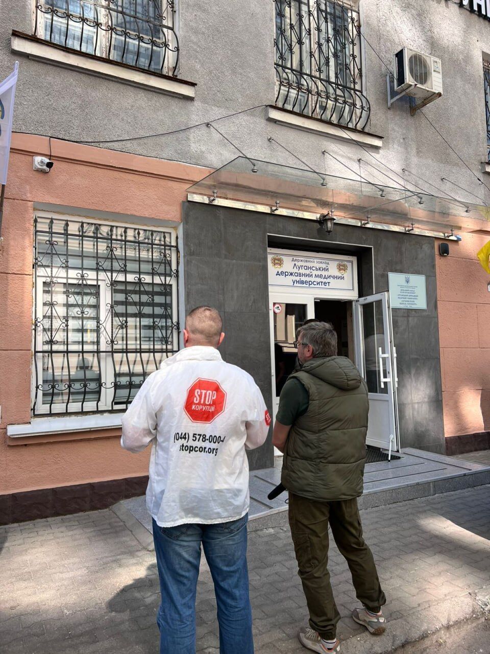 Через ''незручні питання''? Акредитованих журналістів СтопКору не пустили на публічний захід до 70-річчя ЛДМУ