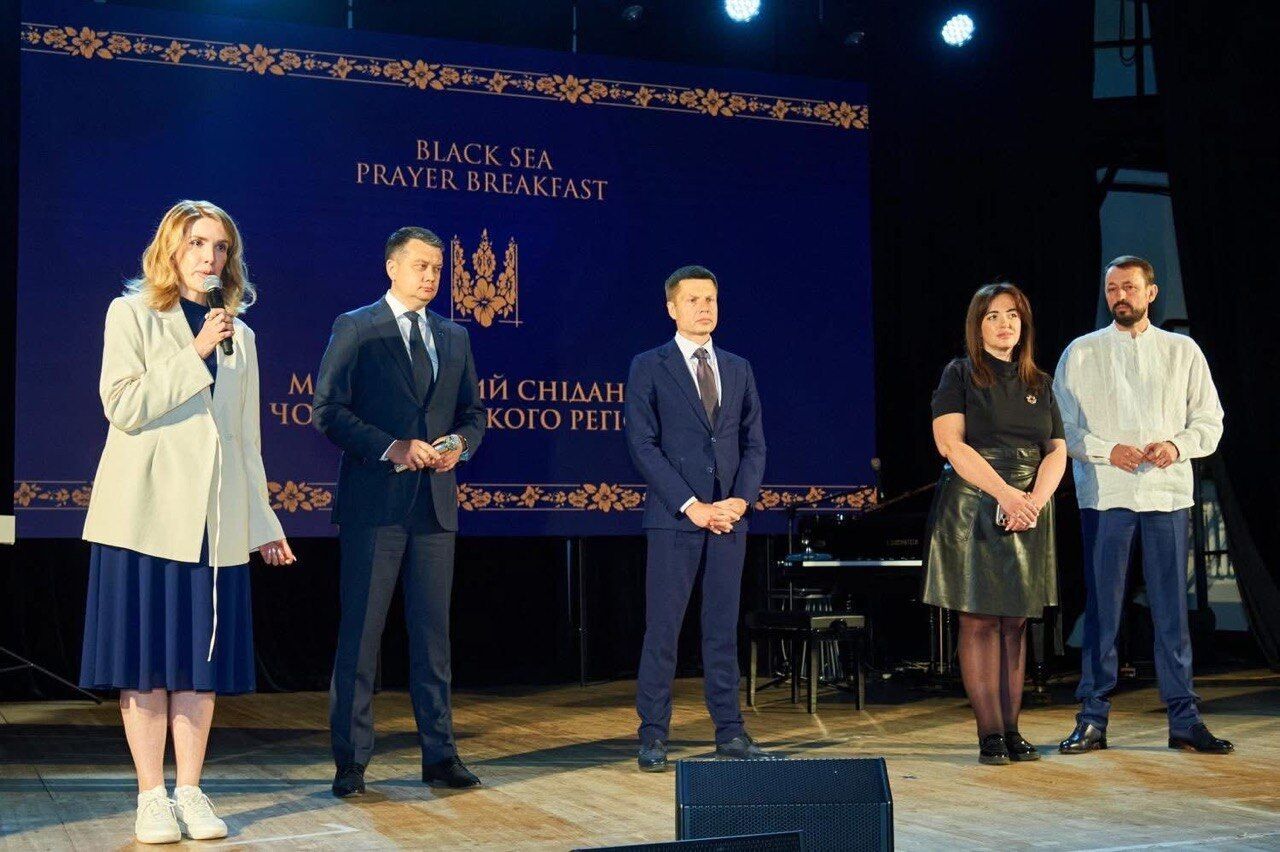 Американські сенатори, капелани та ветерани зібралися на Молитовний сніданок в Одесі