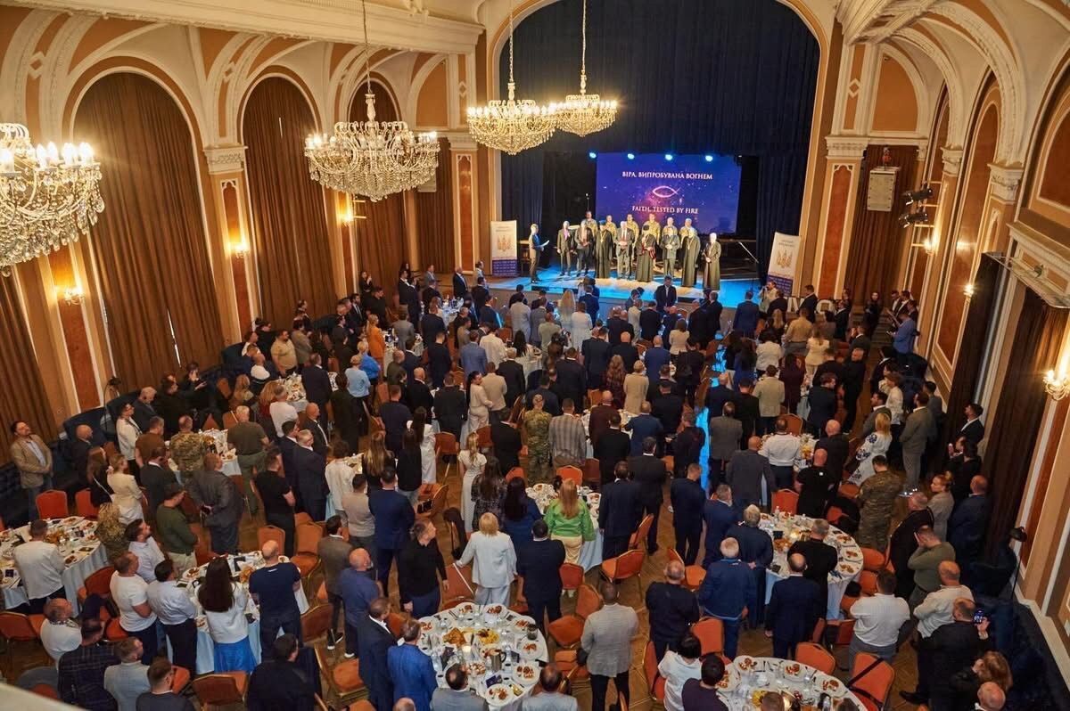 Американські сенатори, капелани та ветерани зібралися на Молитовний сніданок в Одесі