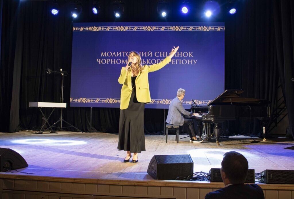Американські сенатори, капелани та ветерани зібралися на Молитовний сніданок в Одесі