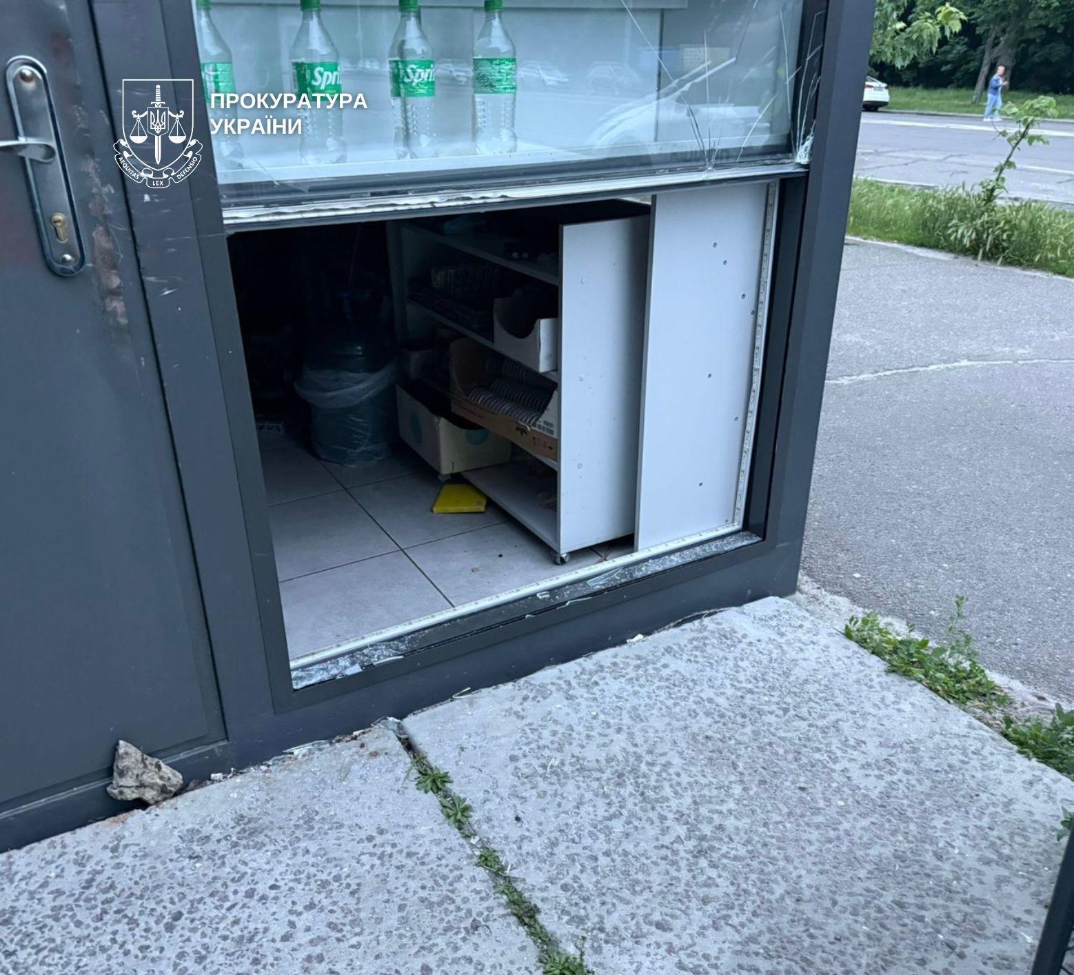 В Киеве двое мужчин ночью обворовывали киоски с табаком: изъят товар почти на 300 тыс. грн