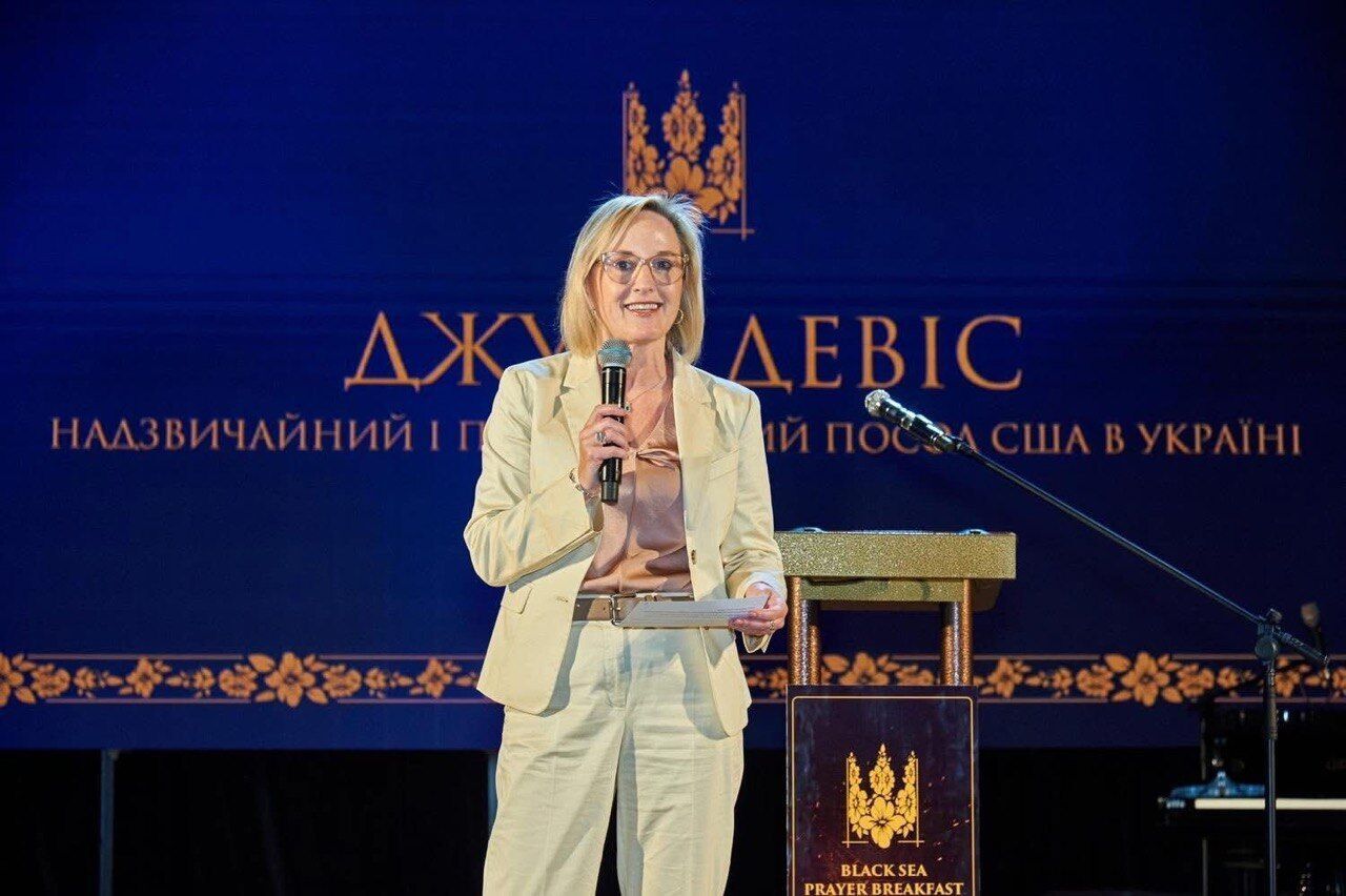Американські сенатори, капелани та ветерани зібралися на Молитовний сніданок в Одесі