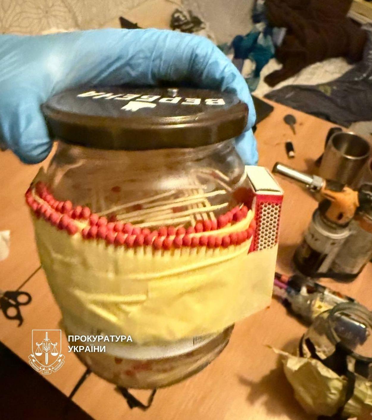 В Киеве мужчина напал на пожилую женщину во время ремонта: применил нож и угрожал гранатой