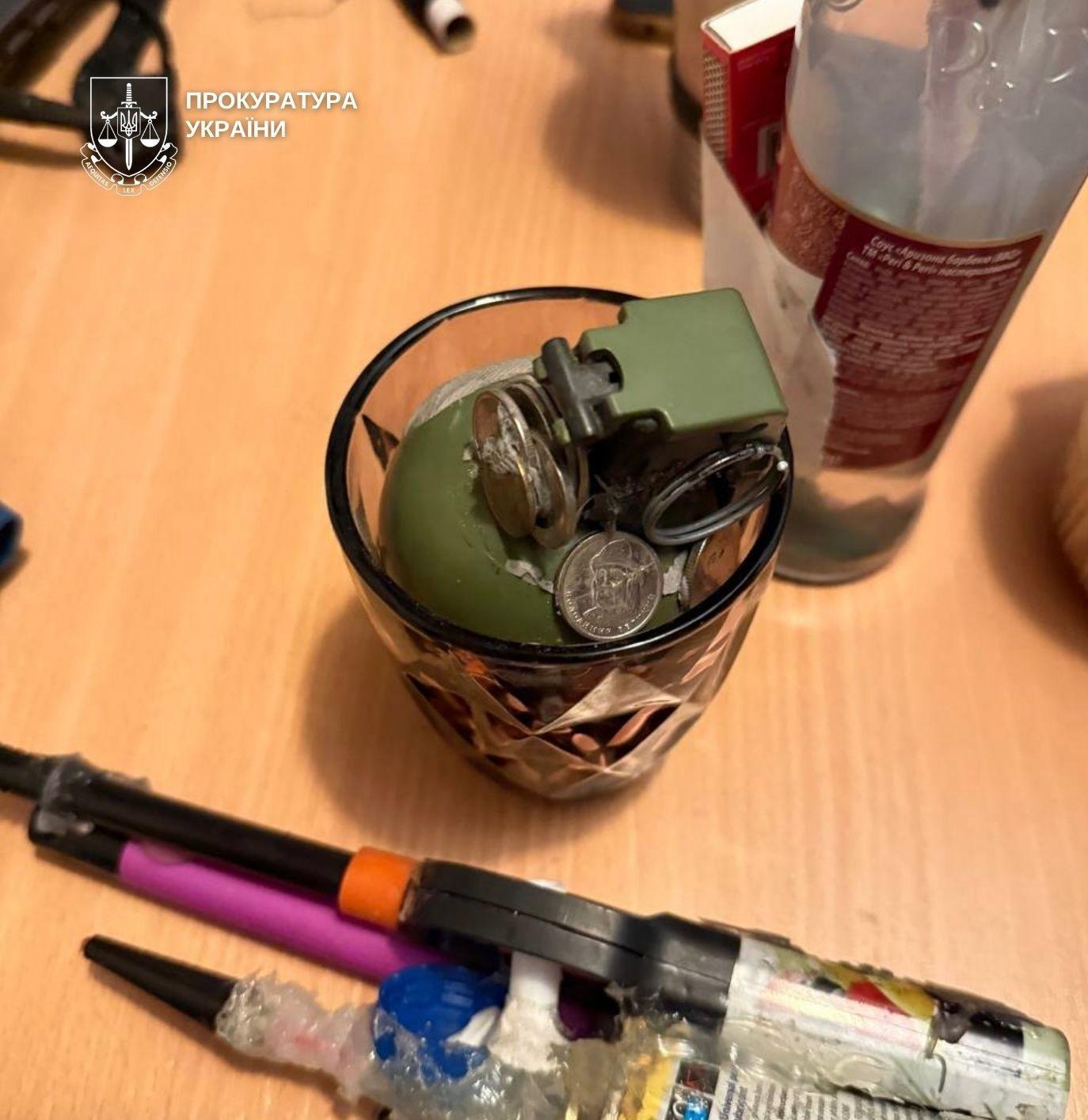 В Киеве мужчина напал на пожилую женщину во время ремонта: применил нож и угрожал гранатой