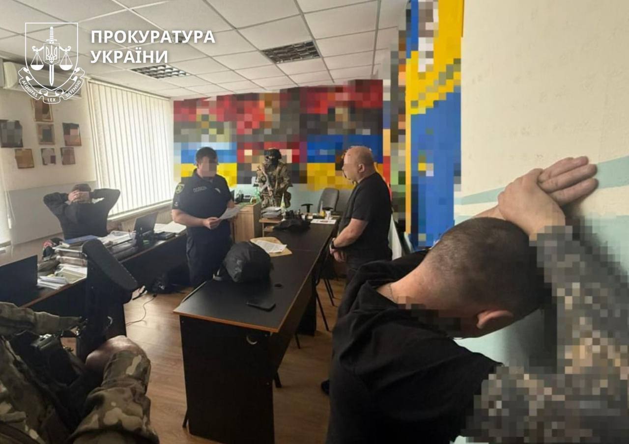 До 274 тысяч гривен взяток: чиновников армейского корпуса подозревают в поборах с военных