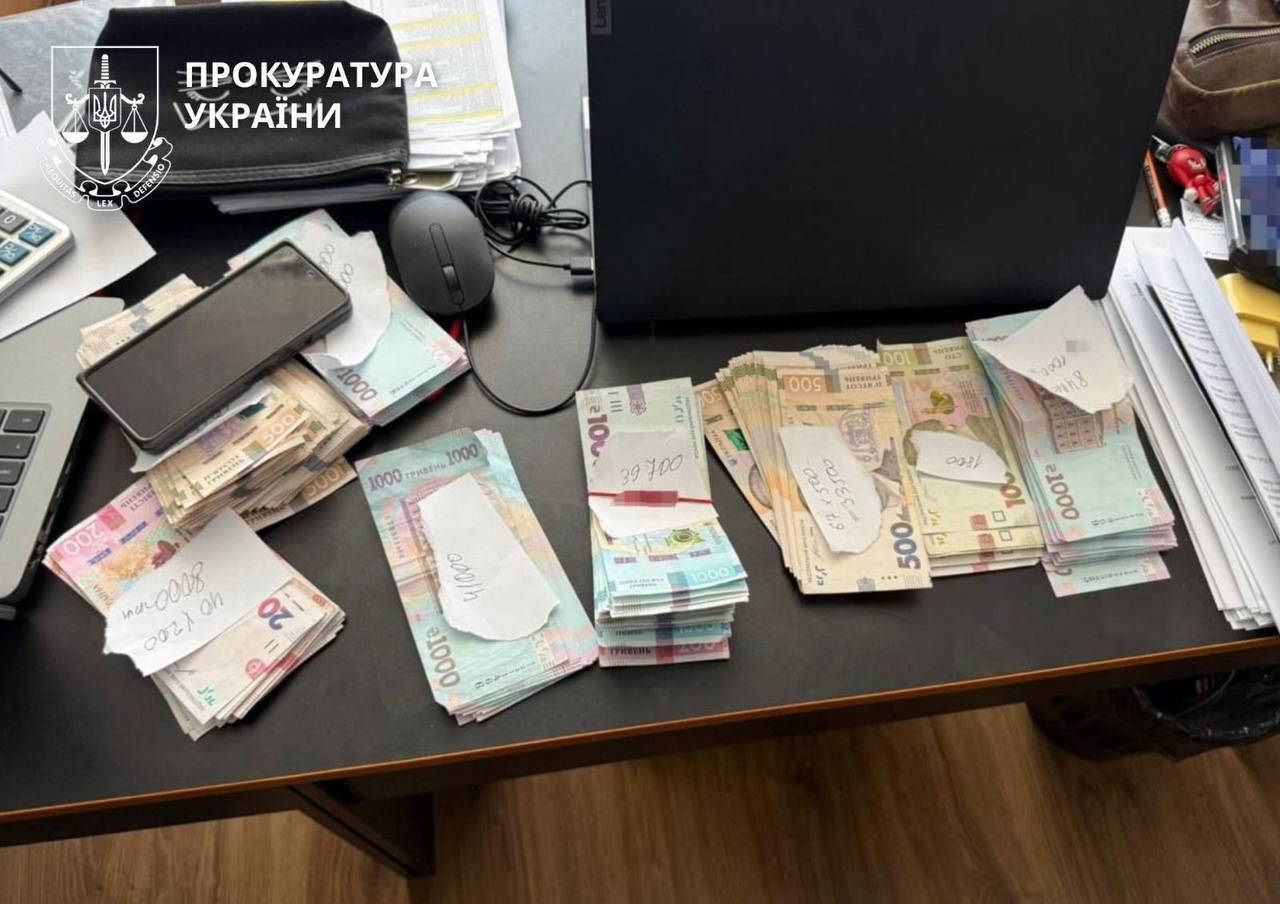 До 274 тысяч гривен взяток: чиновников армейского корпуса подозревают в поборах с военных